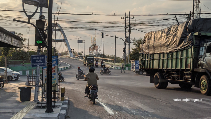 MEMBINGUNGKAN: Traffic Light di Timur Jembatan Sosrodilogo Bojonegoro ini dinilai pengendara kerap membingungkan, sedang dikaji bidang pengembangan dan keselamatan transportasi dishub. (DHANI WAHYU A.