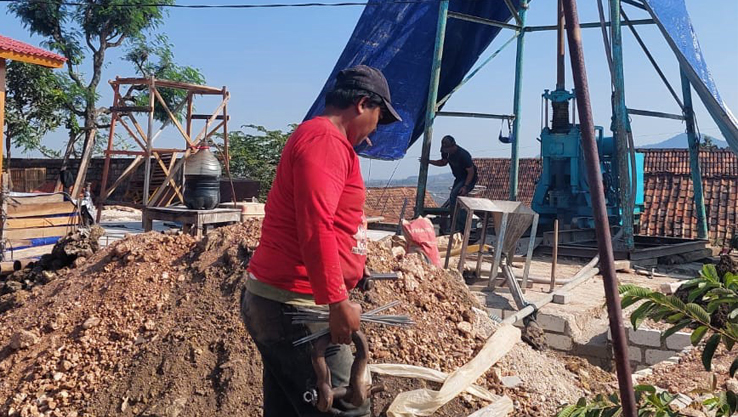 KEKERINGAN: Para pekerja sedang menggarap sumur bor di Desa Jurangjero, Kecamatan Bogorejo. Kekeringan melanda akibat kemarau berkepanjangan.(LUKMAN HAKIM/RDR.BJN)