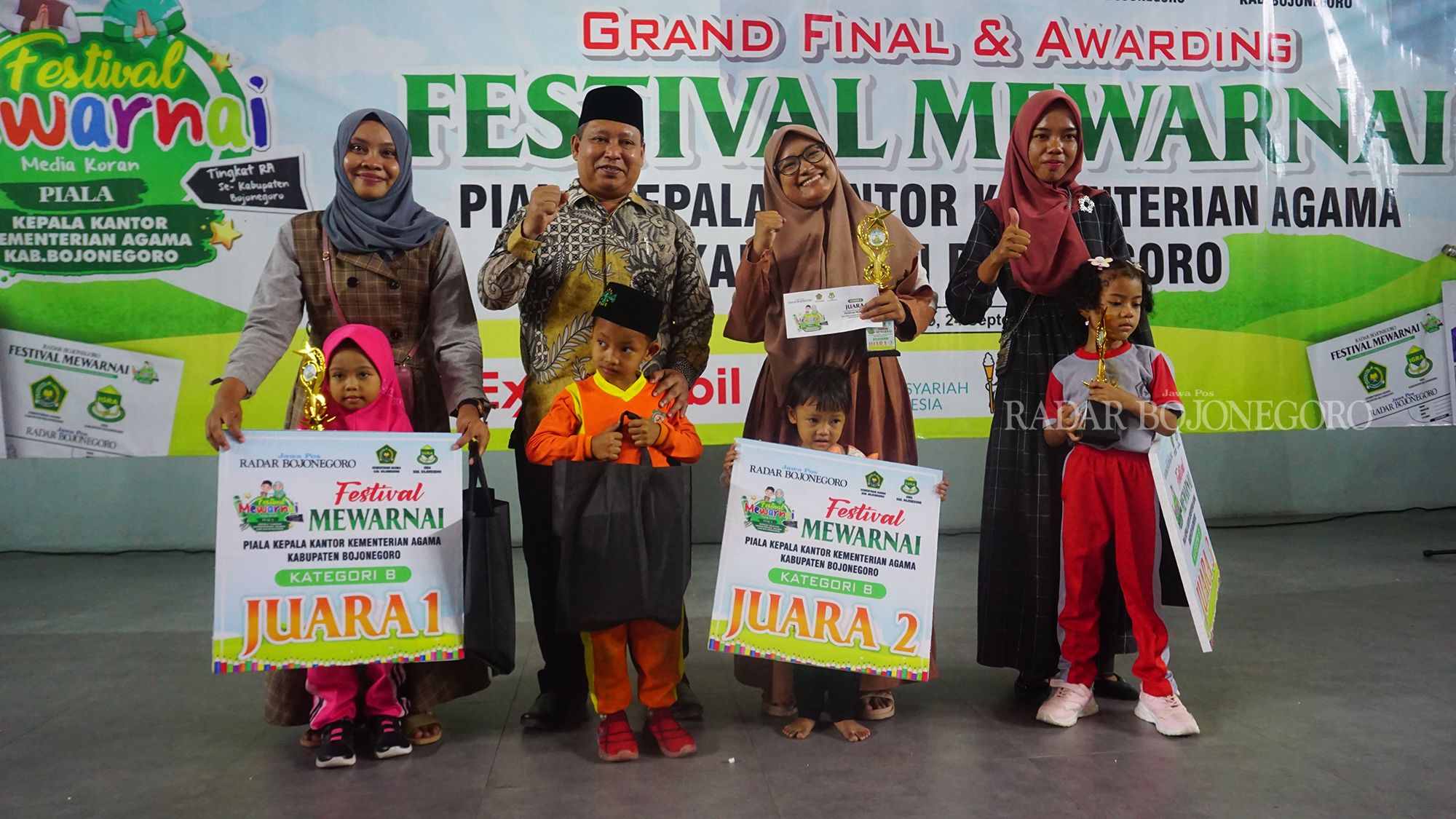PRESTASI: Kasi Penma Kemenag Bojonegoro Sholihul Hadi berfoto bersama dengan juara 1, 2, dan 3 kategori B Festival Mewarnai Piala Kantor Kemenag Bojonegoro, minggu (24/9). (YUAN EDO/RDR.BJN)