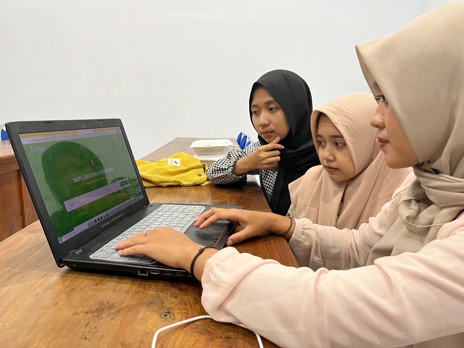 AKSES DATA: Mahasiswa sedang mengakses Website Satu Data Bojonegoro. Data ini bentuk transparansi yang digawangi Dinas Kominfo Bojonegoro. (DEWI SAFITRI/RDR.BJN)