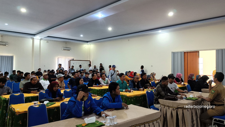 TUNTUT: Sebanyak 150 warga Wonorejo sedang melakukan audiensi dengan pihak pemkab di ruangan Inspektorat kemarin siang (25/9). (LUKMAN HAKIM/RDR.BJN)