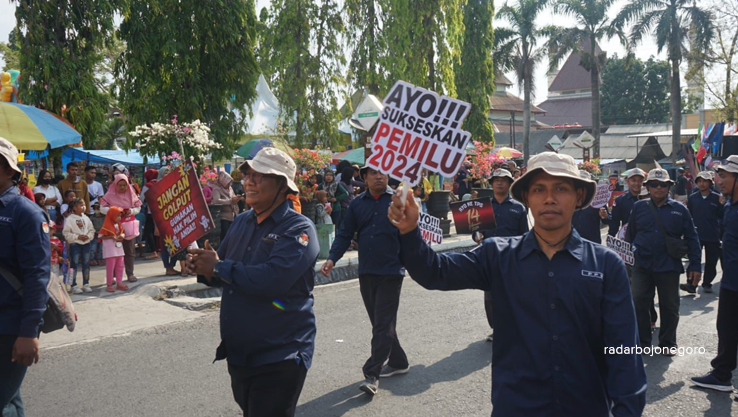 KIRAB: Rombongan KPU Blora gelar kirab pemilu. Sebanyak 18 bendera parpol peserta Pemilu 2024 disosialisasikan.  (RAHUL OSCARRA DUTA/RDR.BJN)