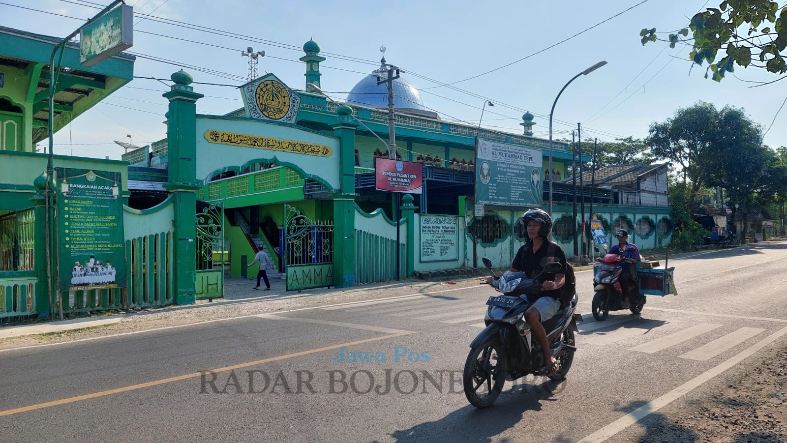SENGKETA:  Ponpes Al Muhammad, salah satu bangunan pendidikan di lahan Wonorejo yang belum jelas kepemilikan oleh yayasan. Tampak lalu lalang kendaraan sekaligus santri pondok sedang beraktivitas.