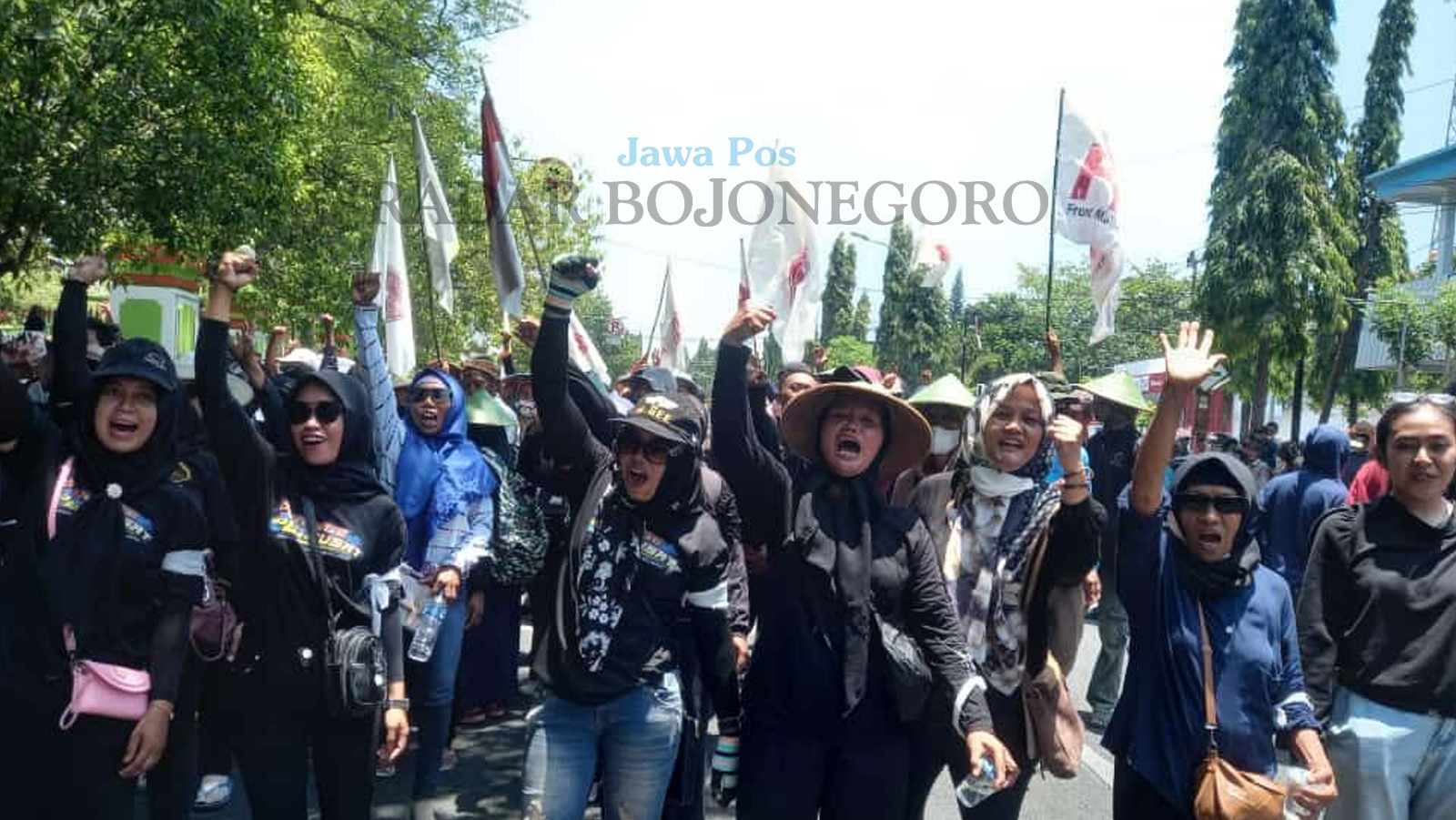 TUNTUT: Emak-emak yang tergabung Organisasi Lidah Tani Blora rayakan Hari Tani Nasional sekaligus menyuarakan lima tuntutan kepada Pemkab Blora pada Senin lalu (25/9). (RAHUL OSCARRA DUTA/RDR.BJN)