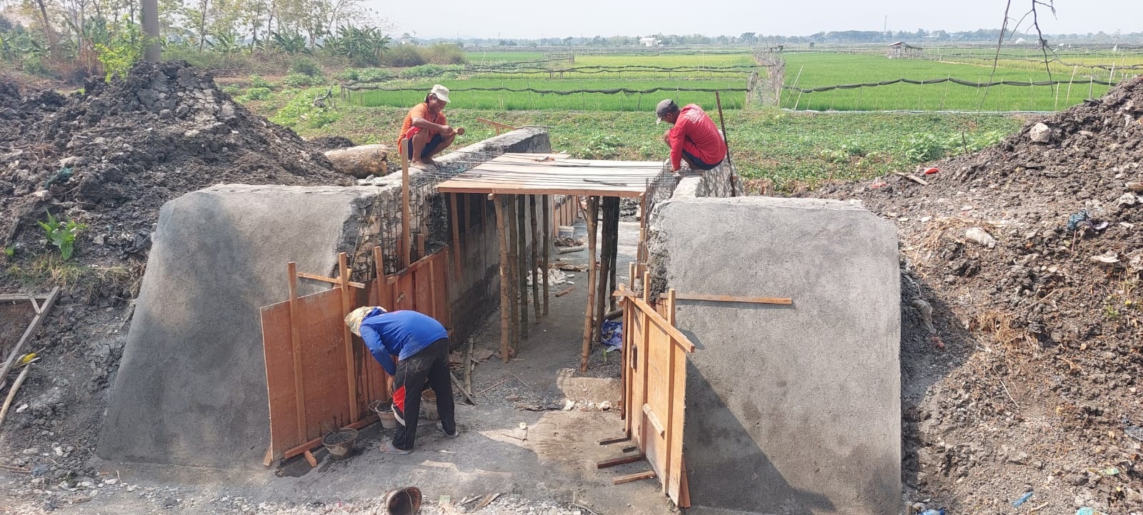 ANTISIPASI BANJIR: Pembangunan saluran suplesi ke Rawa Semando saat ini masih dikerjakan.(IST/RDR.LMG)