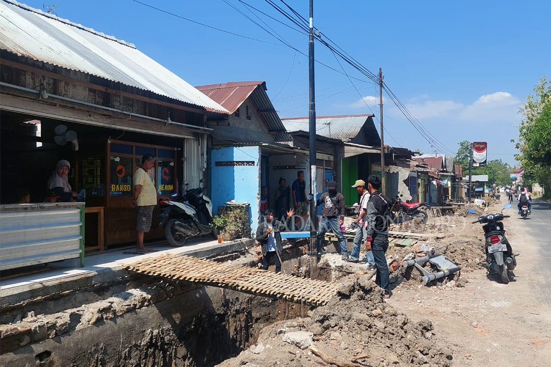 DRAINASE: Kondisi drainase Jalan Sorogo turut Kecamatan Cepu usai dibongkar. Rencananya akan diperlebar guna mencegah banjir.(LUKMAN HAKIM/RDR.BJN)