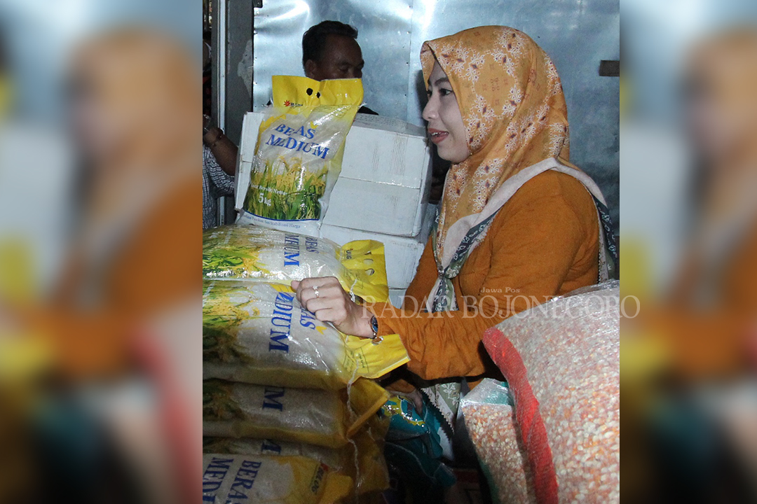SAAT INI HARGA TINGGI: Pedagang beras di Pasar Sidoharjo Lamongan beberapa waktu lalu. Harga beras medium sekarang sekitar Rp 12 ribu.  (DOK/RDR.LMG )