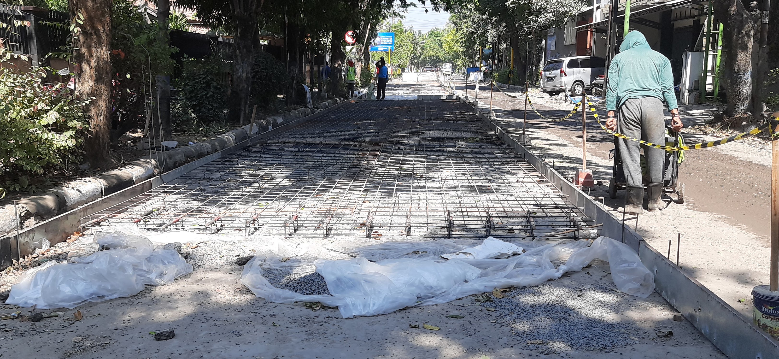 MULAI DICOR: Pengerjaan proyek Jalan Kusuma Bangsa Lamongan.  (GAMAL A/RDR.LMG)