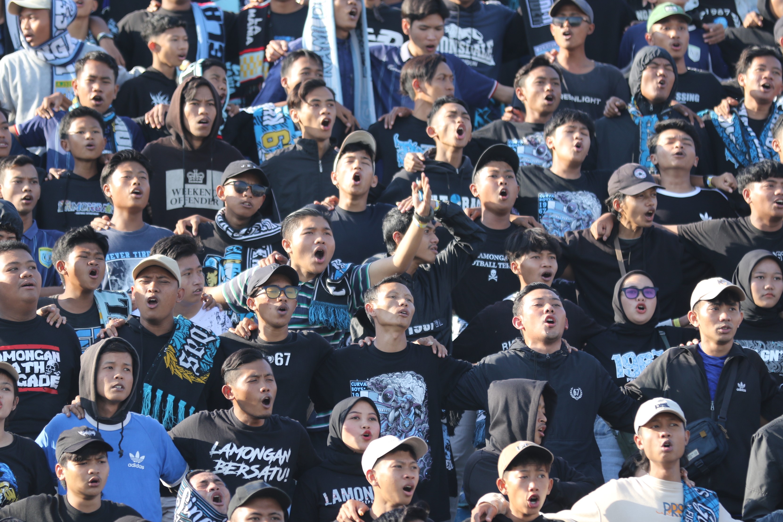 AYO DUKUNG LANGSUNG: Di laga pembuka hanya tribun utara Stadion Surajaya Lamongan yang dipenuhi fans setia Persela.