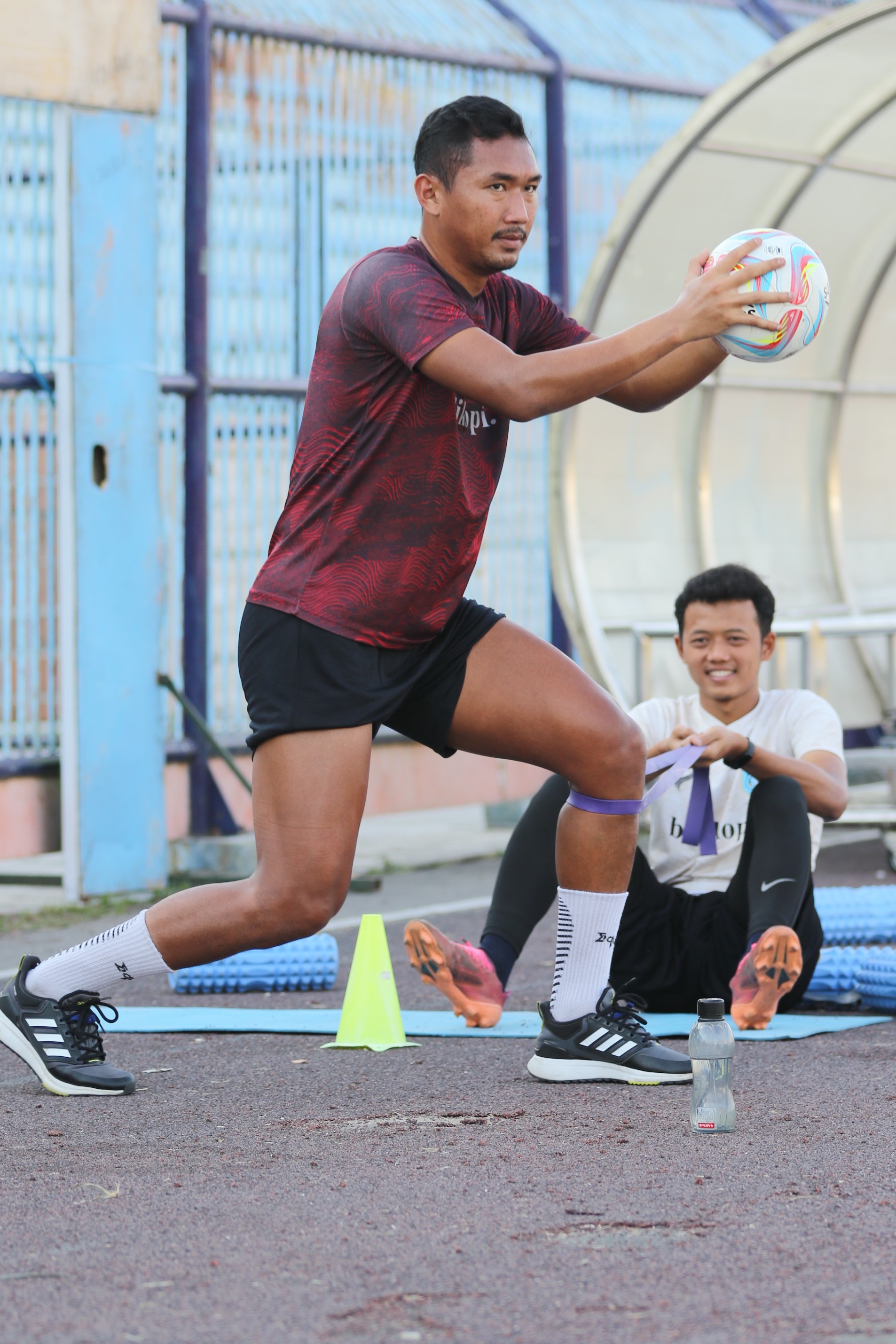 MENEPI: Kiper Utama Persela, Yogi Triana tampak di pinggir lapangan karena masih dibekap cedera, saat latihan di Stadion Surajaya Lamongan, Kamis (28/9).(ANJAR DWI PRADIPTA/RDR.LMG)