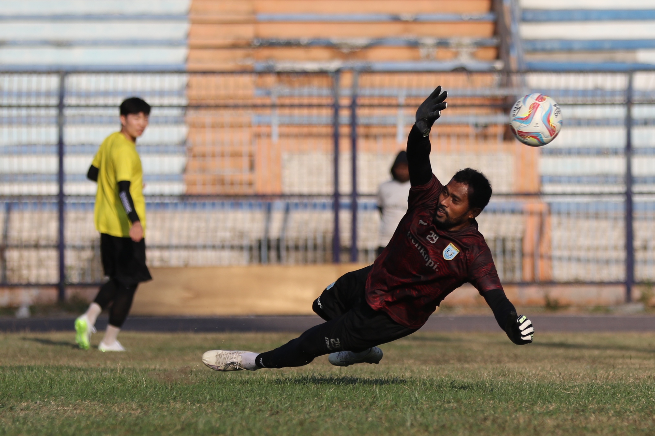 JADI ALTERNATIF: Pelatih Kiper Persela, Erick Ibrahim mempersiapkan dua penjaga gawang cadangan, Samuel Reimas dan Hafiz Fauzan Muzaki.(ANJAR DWI PRADIPTA/RDR.LMG)