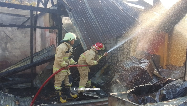 BERJIBAKU: Petugas Damkar berjibaku memadamkan api di Pasar Jipo, Kecamatan Kepohbaru. Api diduga bersumber dari pembakaran sampah. (IST/RDR.BJN)