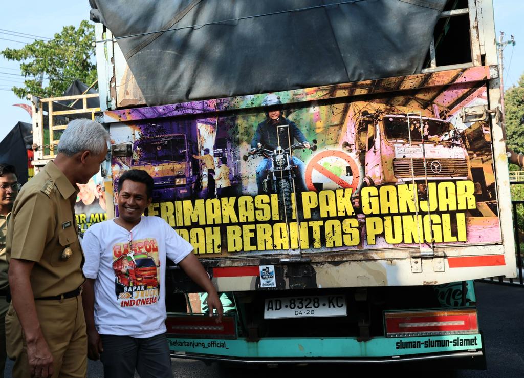 APRESIASI: Ganjar Pranowo menemui para sopir truk yang menobatkannya sebagai Bapak Truk Nusantara pada Senin (4/9). (Foto : Humas Pemprov Jateng)