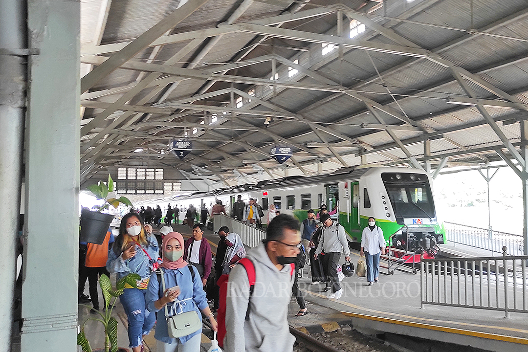 STASIUN: Tak sedikit masyarakat Bojonegoro menantikan KA Sancaka Utara beroperasi kembali.(DHANI WAHYU ALFIANSYAH/RDR.BJN)