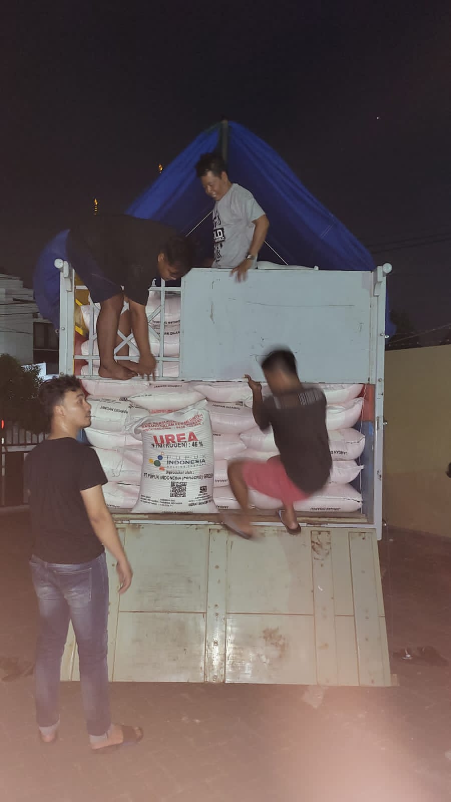 ILEGAL: Anggota Ditreskrimsus Polda Jateng menghentikan truk bermuatan pupuk bersubsidi dari Tegal yang hendak didistribusikan ke Blora.(IST/RDR.BJN)