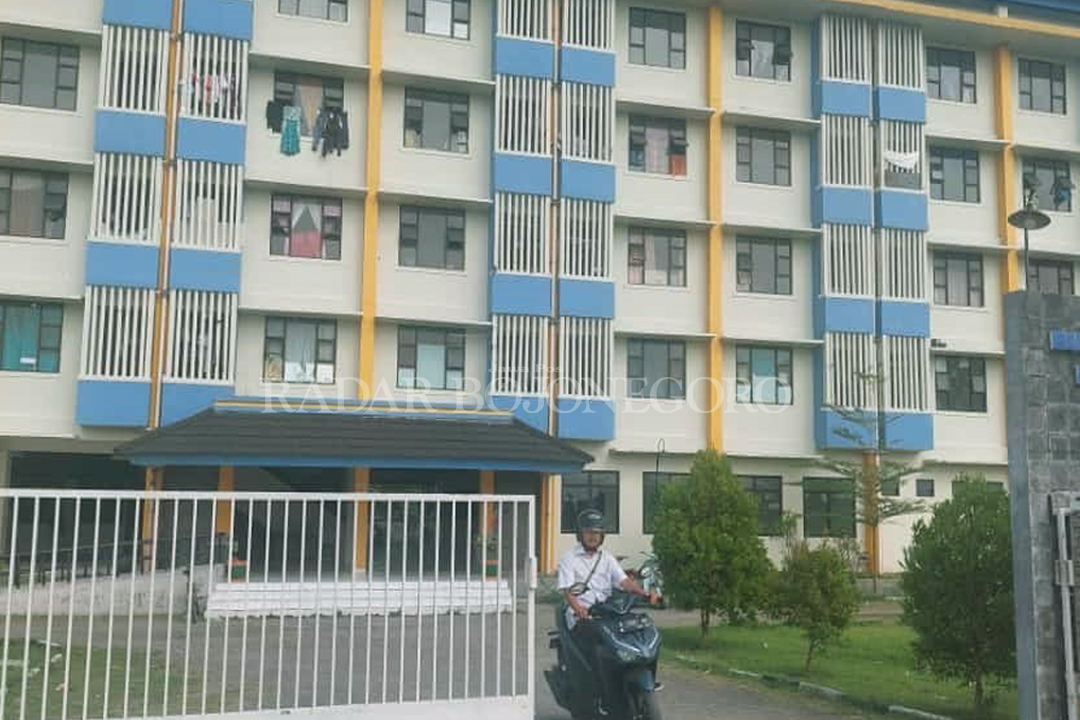 RUSUN: Bangunan rusunawa lima lantai di Kecamatan Cepu tampak menjulang itu masih belum penuhi okupansi, tersisa 30 kamar belum berpenghuni.(LUKMAN HAKIM/RDR.BJN)