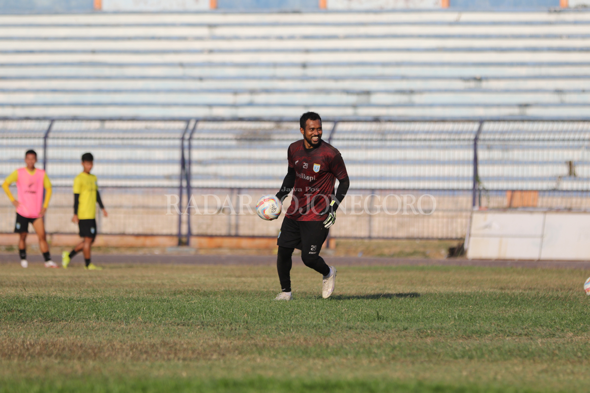 TAMPIL GEMILANG: Yogi Triana yang masih cedera, memberikan kesempatan kepada Samuel Reimas unjuk gigi di laga derby Jatim melawan Gresik United. (ANJAR DWI PRADIPTA/RDR.LMG)