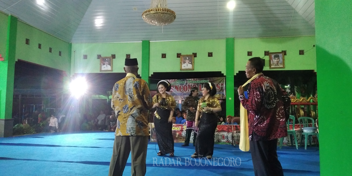 GENDING JAWA: Pesinden menyanyikan gending Jawa dengan anggun. Para perangkat desa mulai maju ke tengah tempat acara.  ( YANA DWI KURNIYA WATI RDR/BJN)