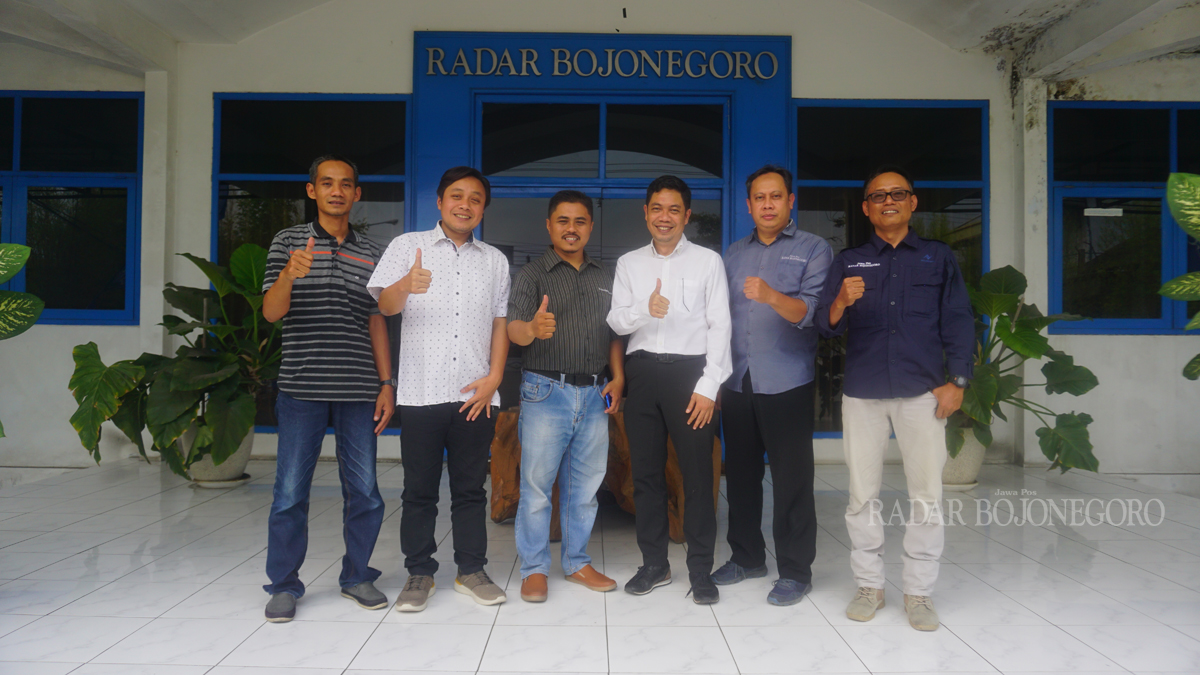 KOLABORASI: M. Kundhori, Dirut PT ADS (dua dari kiri) foto bersama dengan pimpinan Jawa Pos Radar Bojonegoro. Keduanya siap berkolaborasi.(HAKAM/RDR.BJN)