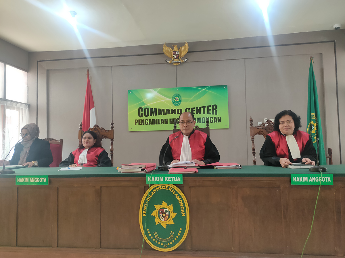 MENERIMA PUTUSAN: Muhammad Febby Yusuf, pengedar pil dobel L menerima putusan Majelis Hakim PN Lamongan yang menjatuhinya vonis lebih berat dari tuntutan JPU.  (IST./RDR.LMG)