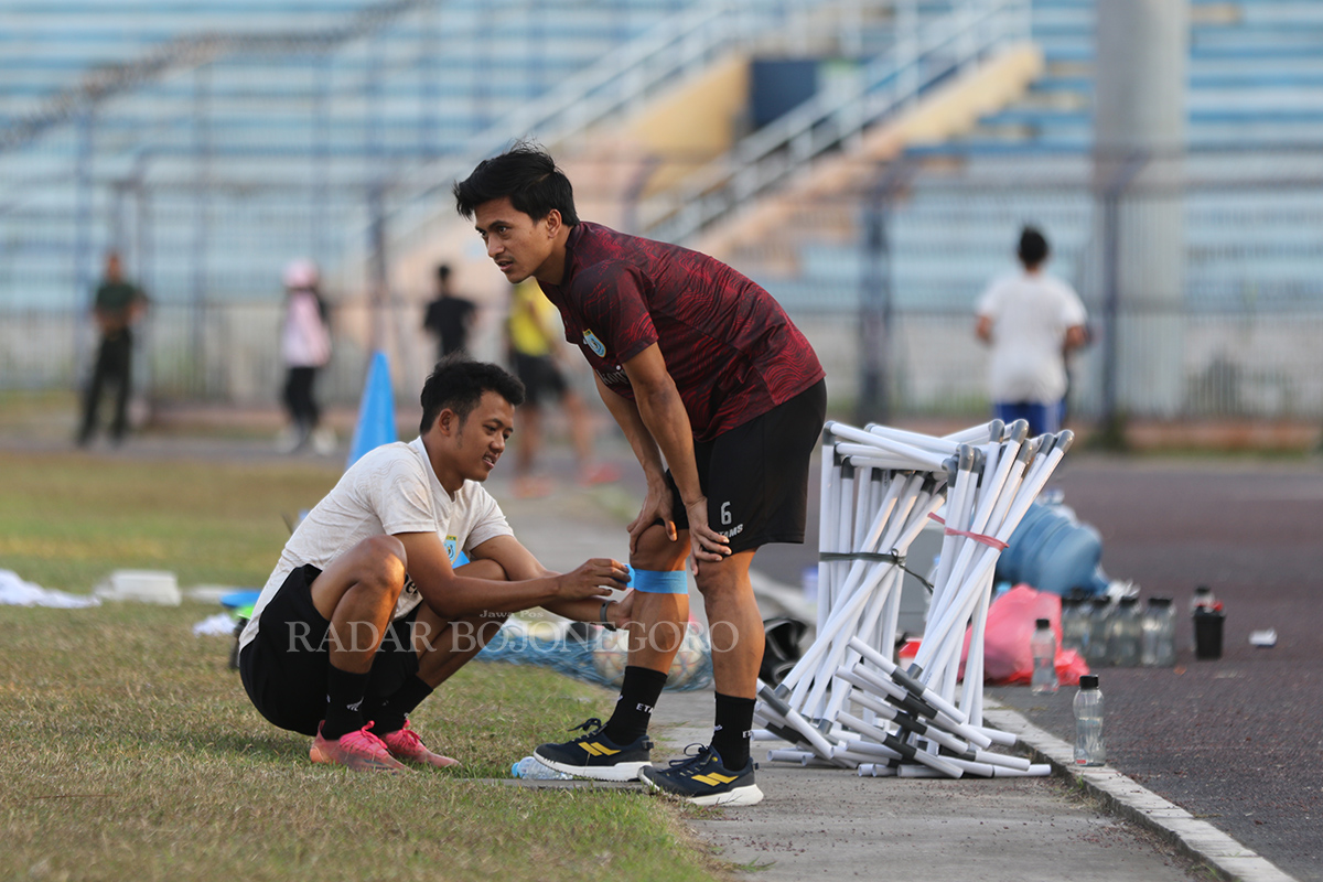 ABSEN CUKUP LAMA: Akbar Hermawan saat latihan bersama tim Persela sebelum cedera. Dokter tim Persela menyatakan operasi ACL gelandang 25 tahun itu berjalan lancar.   (ANJAR DWI PRADIPTA/RDR.LMG)