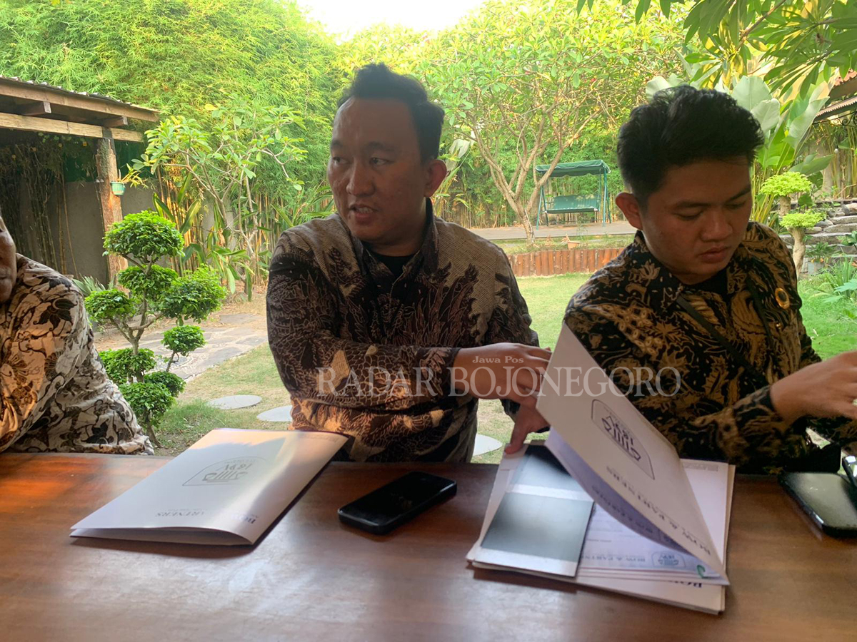 KDRT: Prabowo Febriyanto (kanan) selaku penasihat hukum (PH) Venny beberkan duduk perkara dugaan KDRT yang dilakukan suami polwan Polres Blora tersebut.  (RAHUL OSCARRA DUTA/RDR.BJN)