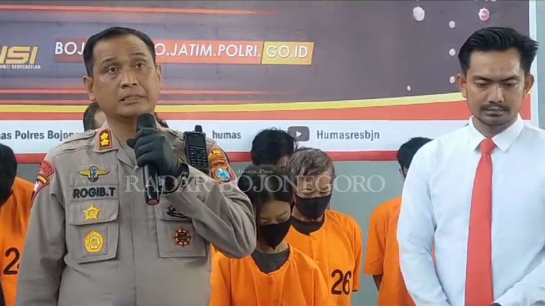 UNGKAP KASUS: Kapolres Bojonegoro AKBP Rogib Triyanto memberikan keterangan hasil pengungkapan kasus pembuangan bayi di Mapolres kemarin (10/4). (DHANI WAHYU ALFIANSAYAH/RDR.BJN)
