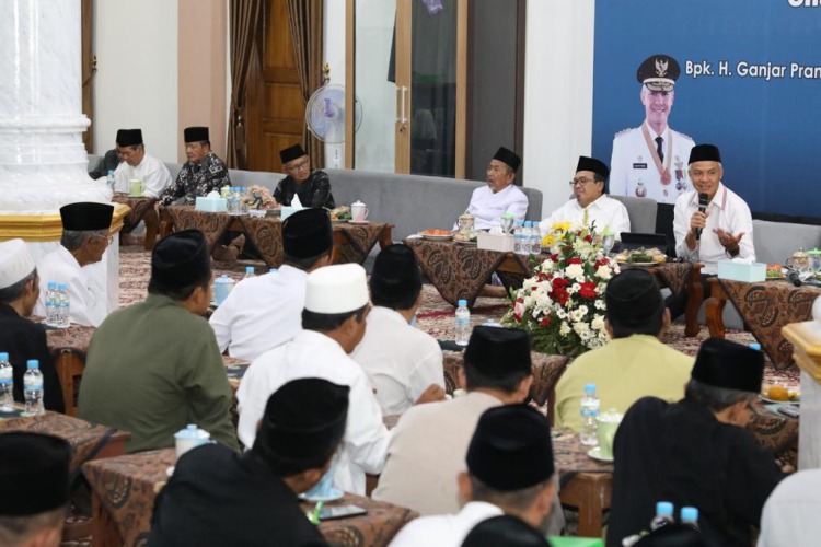 APRESIASI: Ganjar Pranowo bertemu para ulama di Banyumas, Sabtu (26/8).  Di Jawa Tengah, guru keagamaan mendapat insentif sebesar Rp 1,2 juta pertahun. (Foto: Humas Pemprov Jateng)