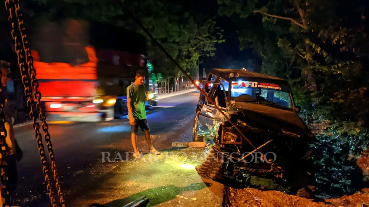 EVAKUASI: Petugas mengevaluasi korban laka di Jalan Bojonegoro-Cepu turut Desa Sudu Kecamatan Gayam. (Wahyu Dhani Alfiansyah/RDR.BJN)