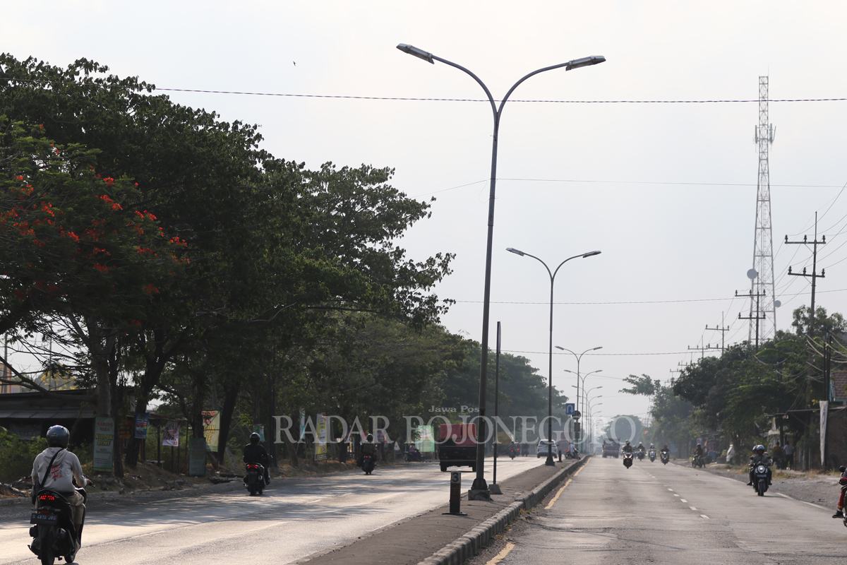 SEBAGIAN RUSAK: Lampu PJU di jalan nasional sebagian padam yang mengakibatkan penerangan kurang maksimal saat malam. (ANJAR DWI PRADIPTA/RDR.LMG)