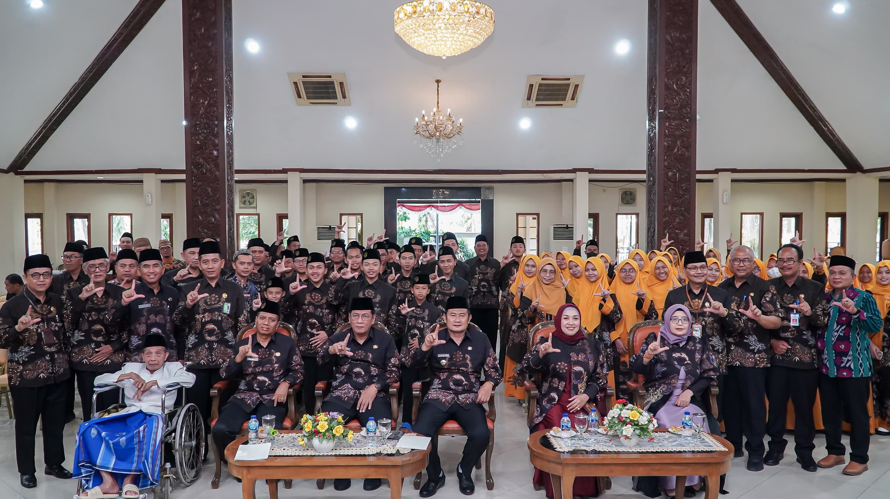 KEBERSAMAAN: Semua pihak suka cita pada prestasi germilang kafilah Kabupaten Lamongan sebagai juara umum MTQ ke-XXX Provinsi Jatim dikota pasuruan (IST./RDR.LMG)