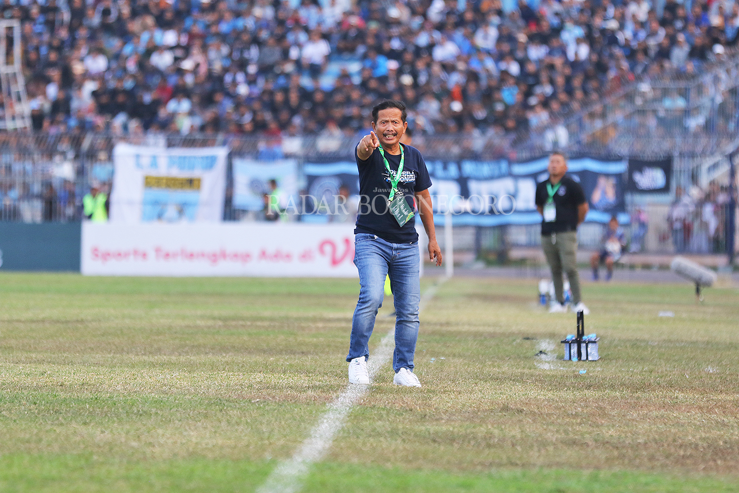 RACIK STRATEGI: Head Coach Persela, Djanur harus memutar otak untuk bisa membawa timnya meraih poin di kandang Deltras, besok (10/10). (ANJAR DWI PRADIPTA/RDR.LMG)