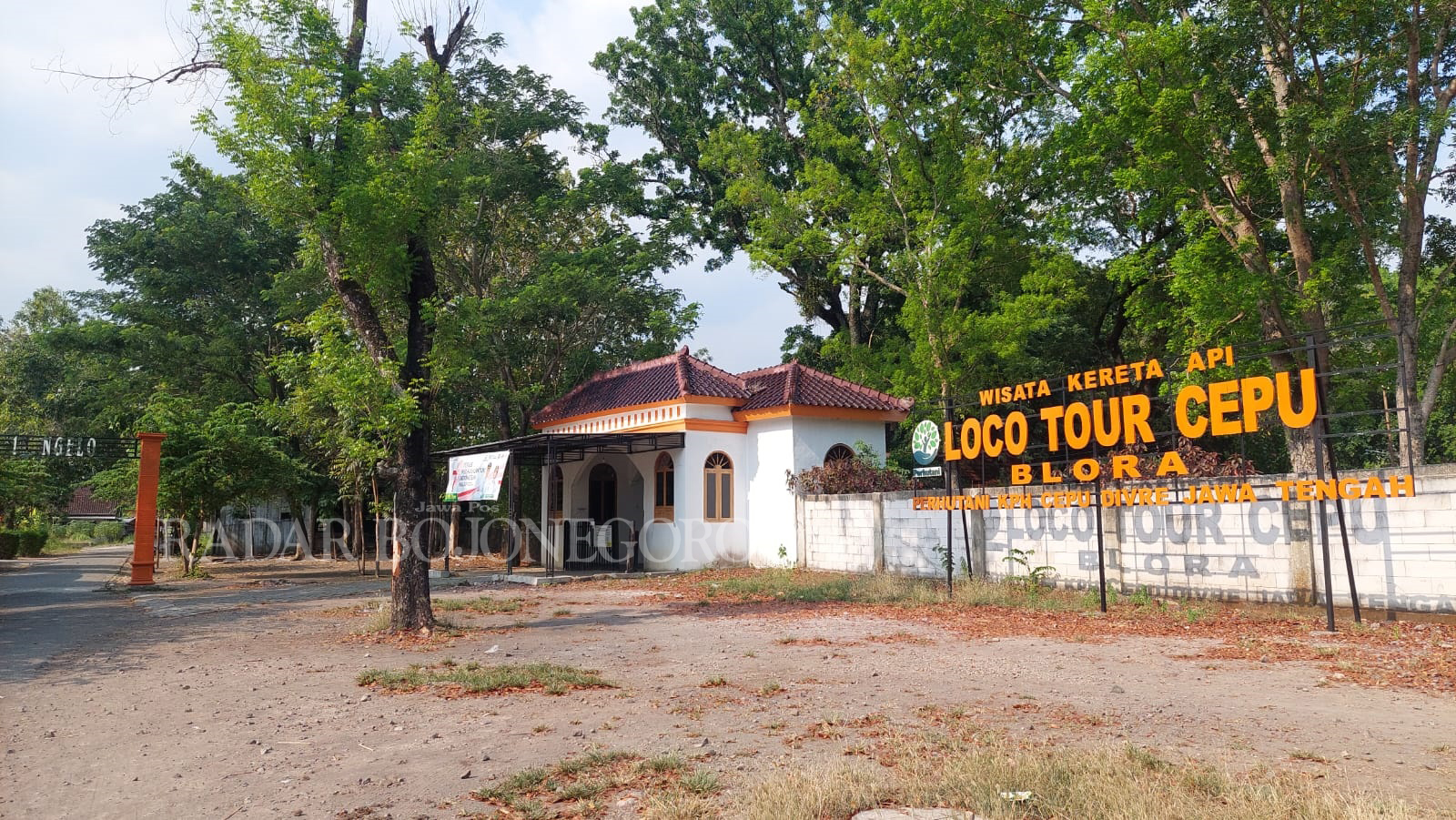 LOCO: Kondisi halaman depan wisata Heritage Loco Tour tampak sepi, lengang, dan sepi pengunjung. (LUKMAN HAKIM/RDR.BJN)