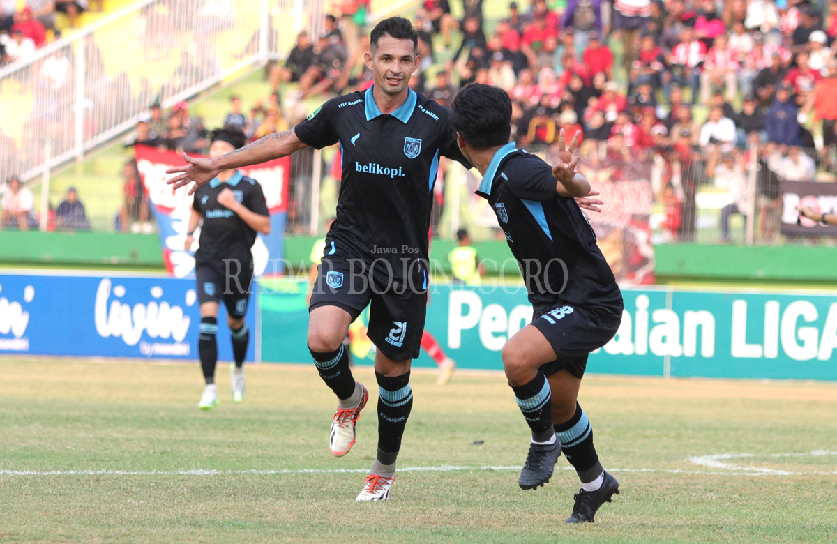 KUNCI KEMENANGAN: Striker naturalisasi Persela, Silvio Escobar saat merayakan gol ke gawang Deltras FC di Stadion Gelora Delta Sidoarjo, Selasa (10/10). (ANGGER BONDAN/ JAWA POS)