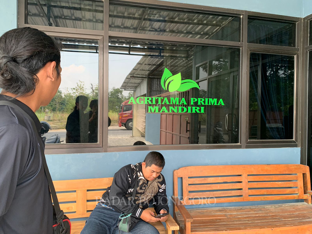 PETANI: Beberapa wartawan Blora sedang mendatangi kantor PT APM yang diduga terseret pada kasus dugaan penyalahgunaan data pribadi petani untuk pinjaman KUR di BNI kemarin siang (10/10)