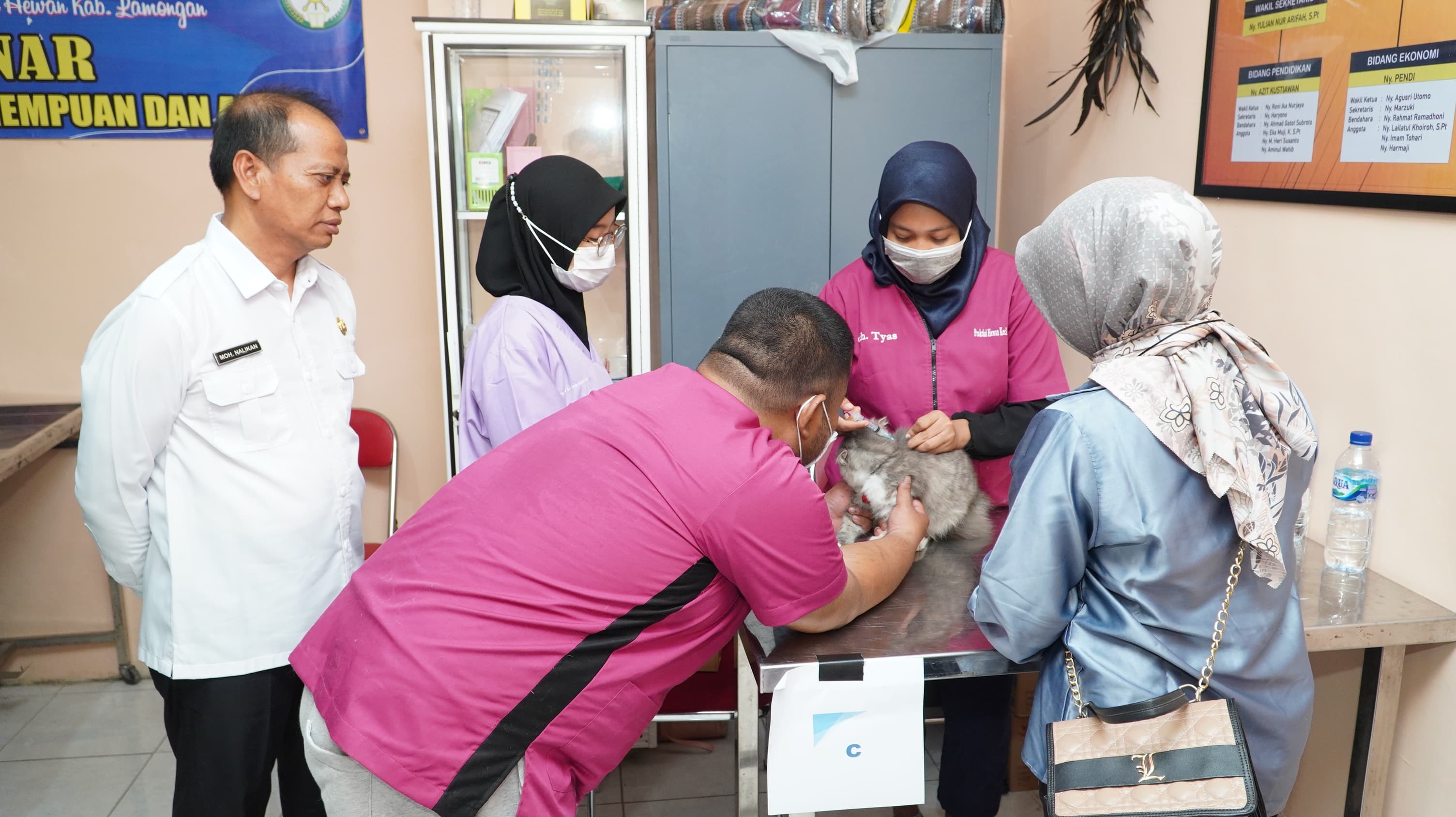 CEGAH RABIES: Sekdakab Lamongan, Moh. Nalikan saat meninjau proses vaksin rabies untuk hewan kesayangan. (IST./RDR.LMG)