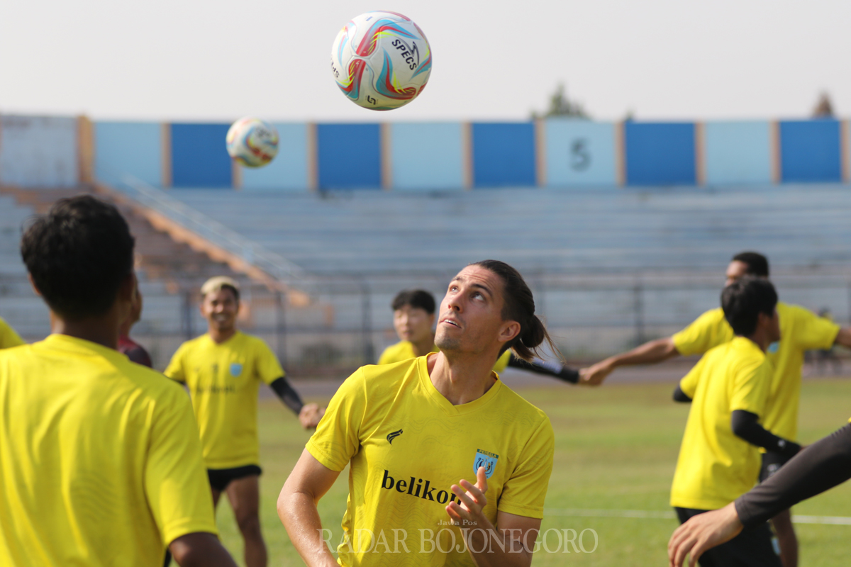 JAGA KONDISI: Pemain Persela diminta menjalankan program latihan individu selama libur latihan empat hari. (ANJAR DWI PRADIPTA/RDR.LMG )