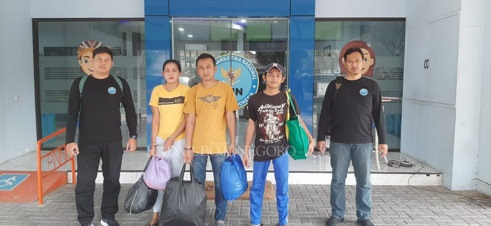 NARKOTIKA: Tersangka Lusi Nandia Wardiani (dua dari kiri), Doni Catur Riyanto, dan Marhaendra Cahya Praditya Herenza telah dilimpahkan ke Kejari Blora oleh penyidik BNN Jateng kemarin (12/10).