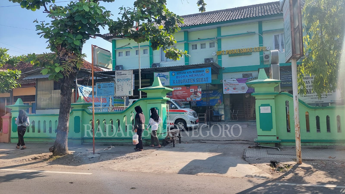 GEDUNG: Kondisi Puskesmas Kapuan, Kecamatan Cepu dinilai terlalu sempit, sehingga butuh lahan parkir. Juga butuh perbaikan.  (LUKMAN HAKIM/RDR.BJN)