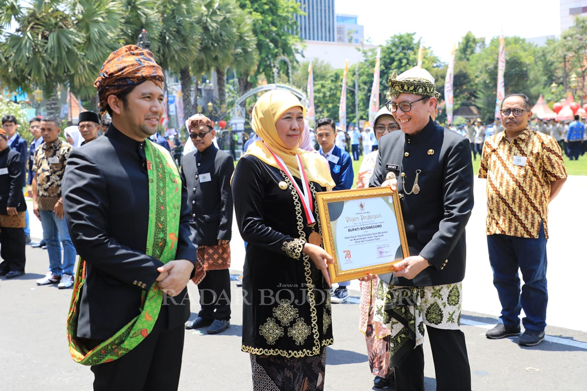 MEMBANGGAKAN: Gubernur Jawa Timur Khofifah Indar Parawansa didampingi wakilnya Emil Elestianto Dardak menyerahkan penghargaan berkomitmen dalam melestarikan dan mengembangkan sumber daya genetik hewan