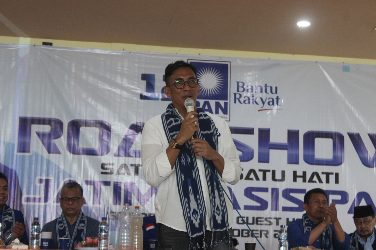 SEMANGAT: Ir. H. Ahmad Rizki Sadig, M.Si saat memberikan sambutan dalam acara roadshow DPW PAN Jatim di Lamongan, kamis (12/10). (IST/RDR.BJN)