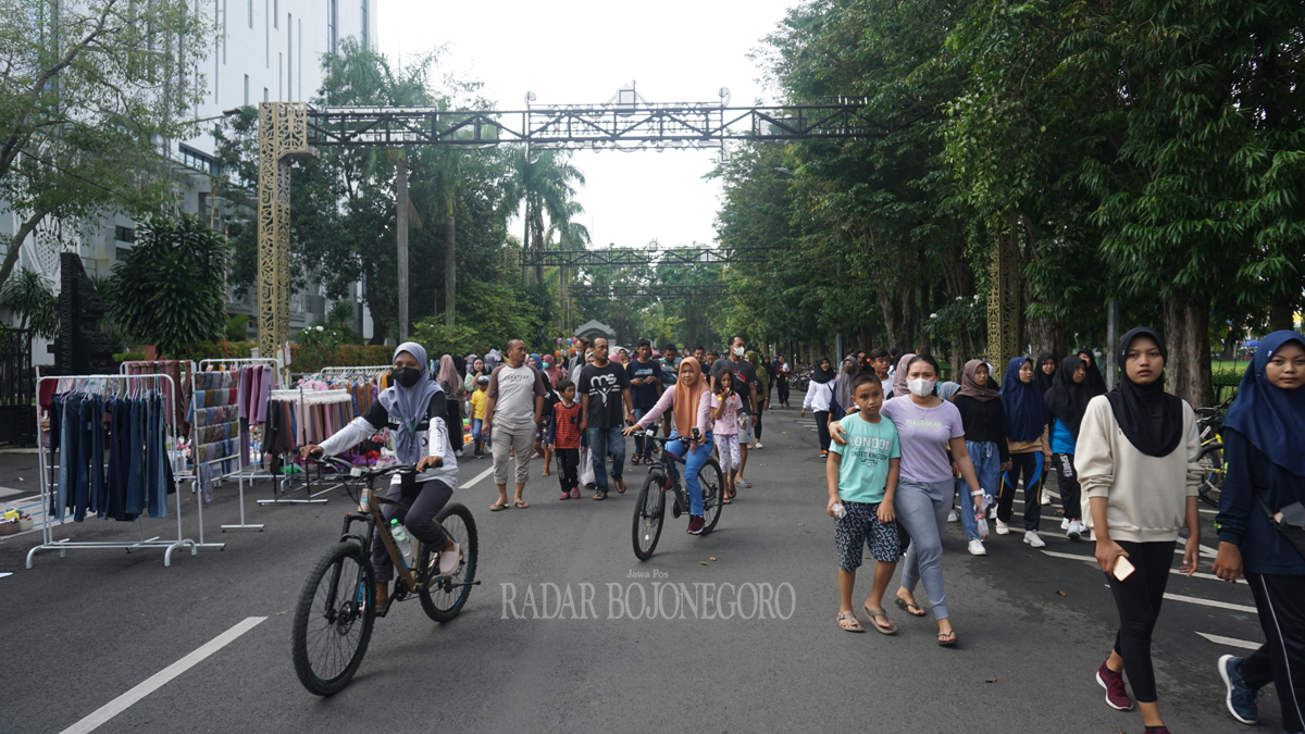 KEMBALI: Warga CFD di alun-alun pada Februari lalu. Per 5 November mendatang akan dikembalikan di Alun-Alun Bojonegoro.( WAHYU DHANI ALFIANSYAH/RDR.BJN)