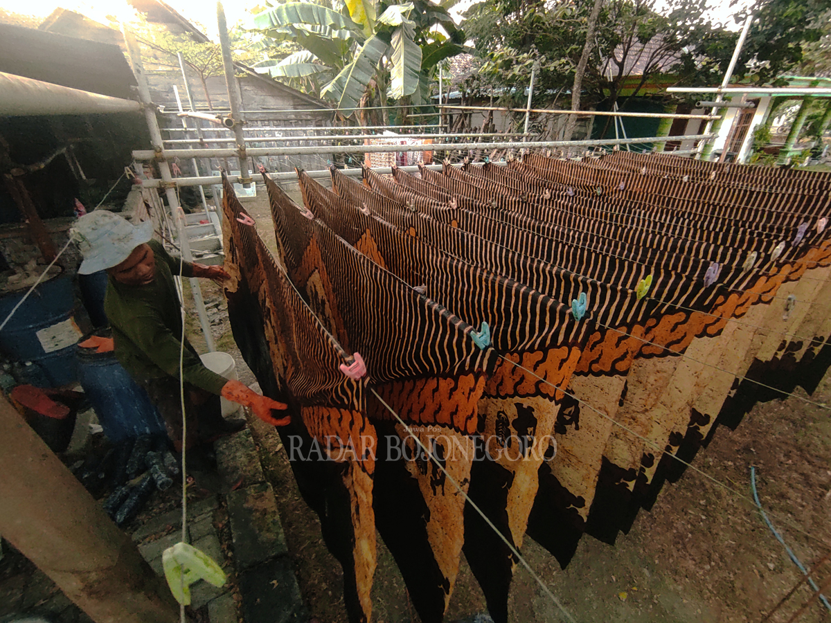 BATIK: Lukdianto sedang menjemur kain batik motif thengul. (Wahyu Dhani Alfiansyah/RDR.BJN)