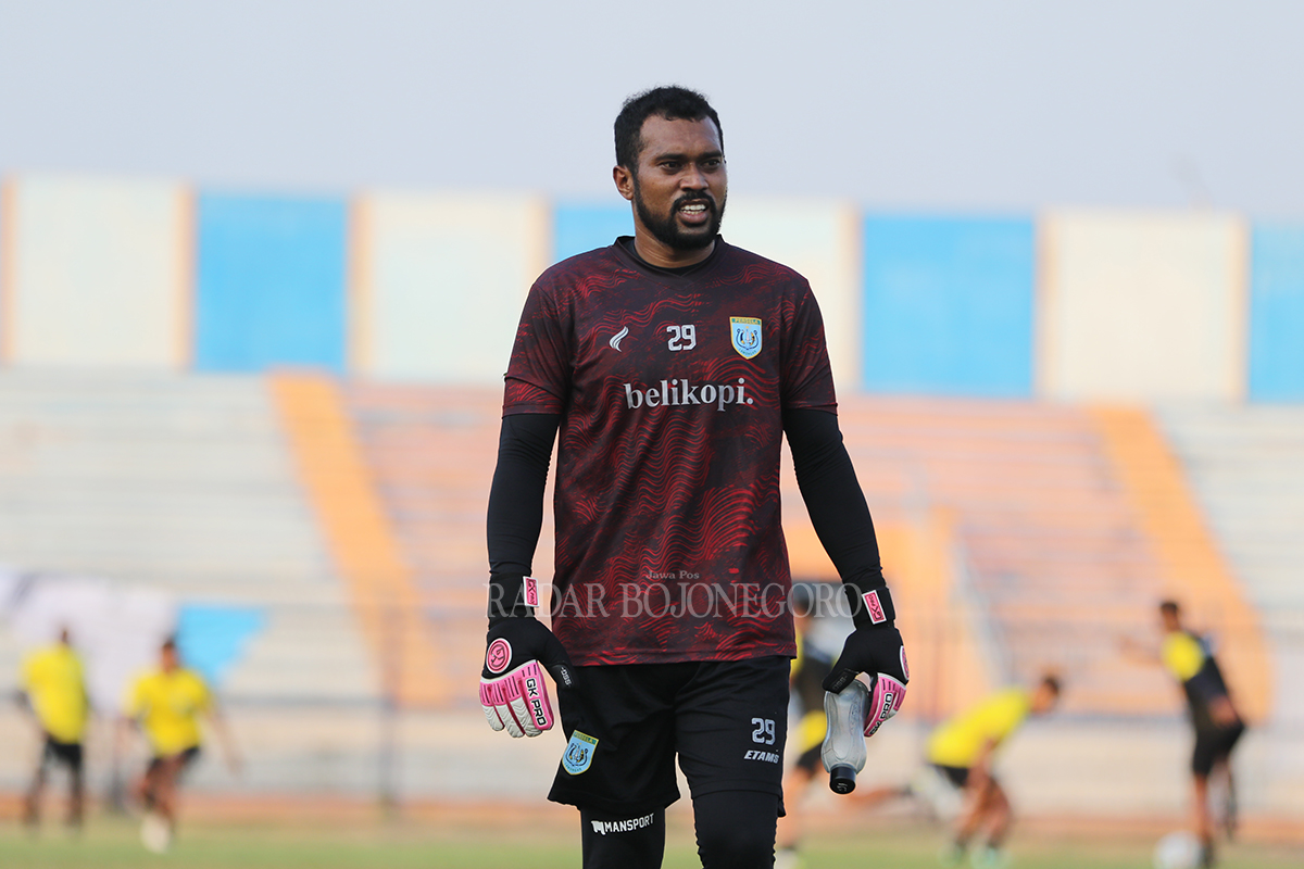 BELUM KEBOBOLAN: Samuel Charlheins Reimas dipercaya menjadi kiper utama Persela di dua pertandingan derby Jatim.  ( ANJAR DWI PRADIPTA/RDR.LMG )