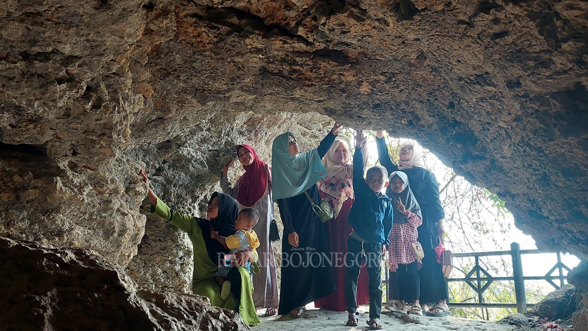 WISATA: Rombongan ibu dan anak sedang asyik berwisata di Gua Sentono. Suguhkan nuansa eksotis dan pemandangan Bengawan Solo (LUKMAN HAKIM/RDR.BJN)