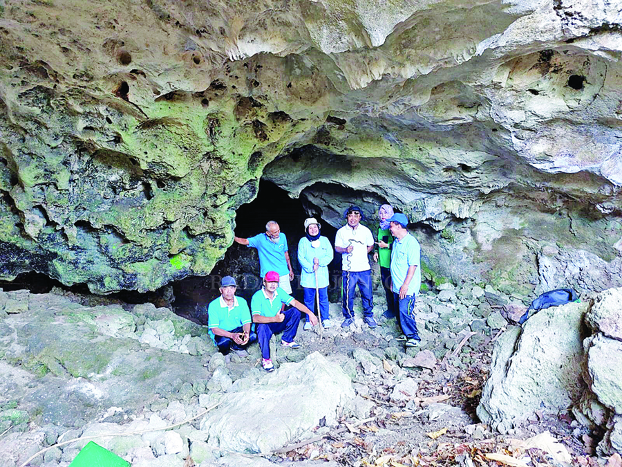 EKSOTIS: Pengujung foto bersama di pintu goa di Desa Ngorogunung, Kecamatan Bubulan. Potensi wisata ini cukup eksotis, karena di dalamnya menyimpan permata. (YANA DWI KURNIA WATI)