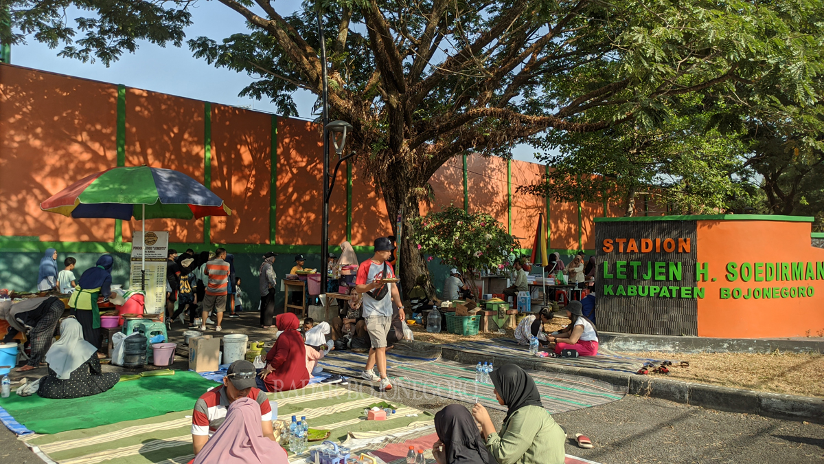 RAMAI: Pengujung CFD di stadion letjend H Sudirman selalu ramai pengujung. Aneka jajanan, mainan, maupun baju dijual(DHANI WAHYU ALFIANSYAH/RDR.BJN)