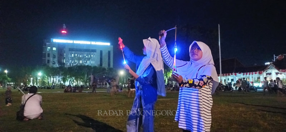BERMAIN: Anak-anak sedang bermain di Alun-Alun Bojonegoro. (DEWI SAFITRI/RDR.BJN)