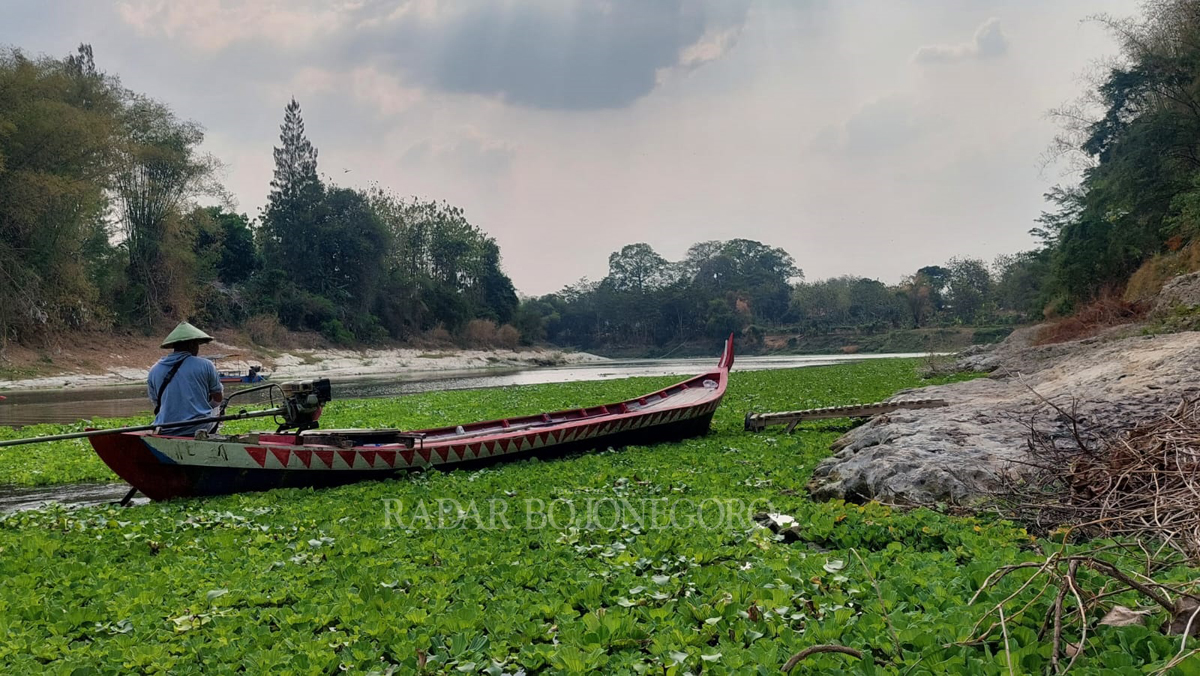 PROYEK: Warga naik perahu di pingggiran sungai Bengawan Solo turut Desa Mendenrejo yang menjadi salah satu desa terdampak proyek Bendungan Karangnongko. (LUKMAN HAKIM/RDR.BJN)