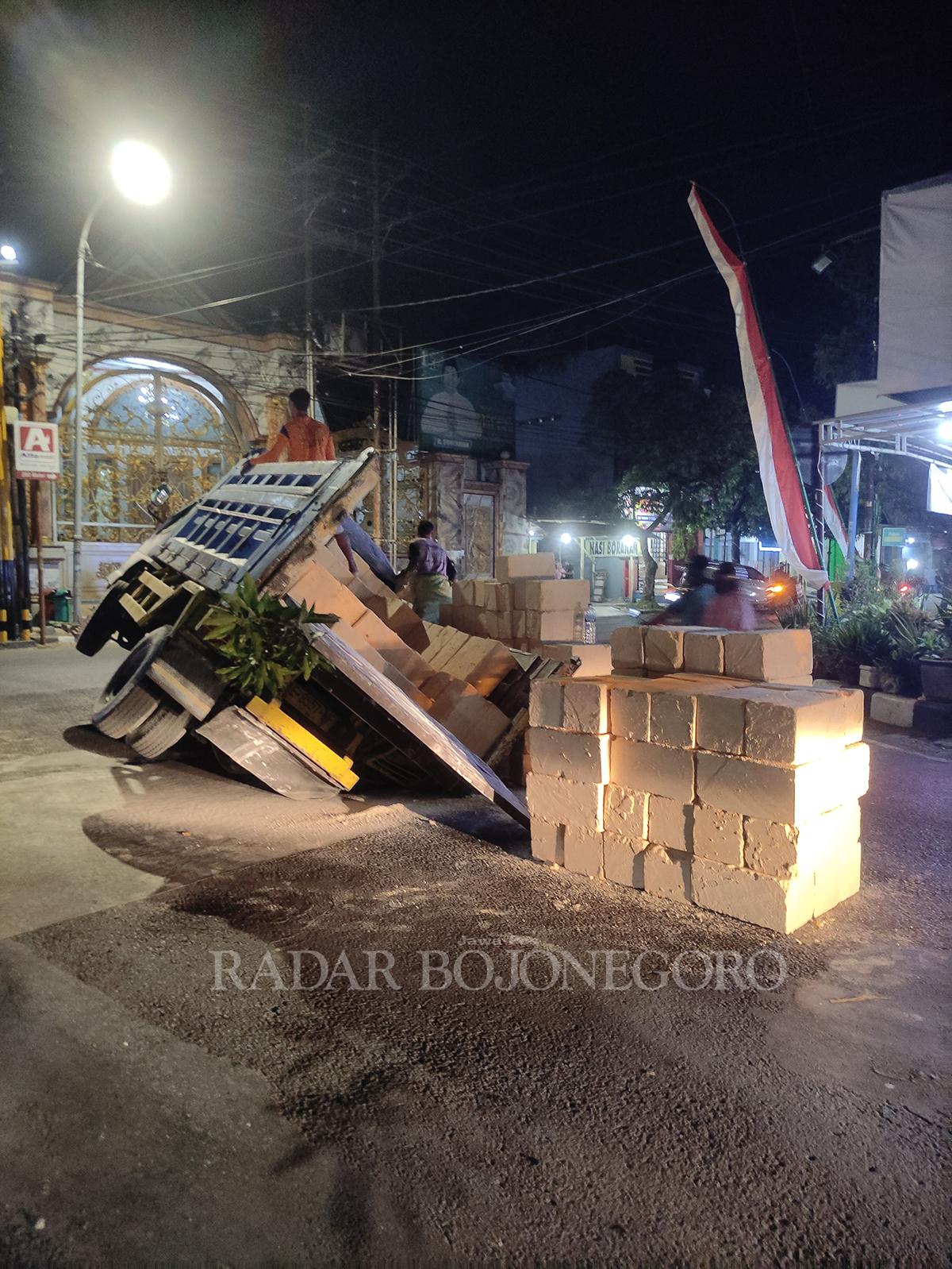 PERBAIKAN SEHARI: Truk yang mengangkut batu kumbung tak bisa melanjutkan perjalanan karena ban ambles Minggu (16/10). Perbaikan jalan dilakukan  sehari selesai. (ANJAR DWI PRADIPTA/RDR.LMG)